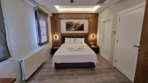 a bedroom with a large bed in a room at GRAND ÇAYKARAM HOTEL in Çaykara