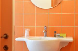 ein Bad mit einem Waschbecken und einem Spiegel in der Unterkunft Agriturismo Arte et Agricoltura in Tuscania