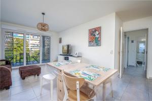 - une cuisine et une salle à manger avec une table et des chaises dans l'établissement Air-conditioned flat with terrace garage and close to beaches, à Cannes