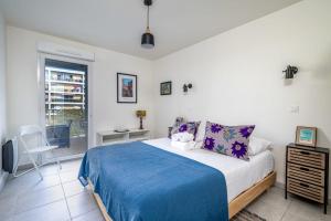 a bedroom with a bed and a desk and a window at Air-conditioned flat with terrace garage and close to beaches in Cannes