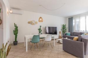 salon ze stołem i kanapą w obiekcie Villa Palma w mieście Torre Lapillo