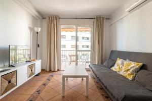 ein Wohnzimmer mit Sofa und Fernseher in der Unterkunft Bahia 327 in Nerja