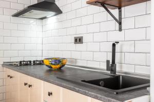 eine Küche mit Spüle und einer Schüssel auf der Theke in der Unterkunft Bahia 327 in Nerja + 12 Fotos