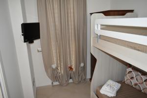 Een stapelbed of stapelbedden in een kamer bij B&B Residenza Borbonica 