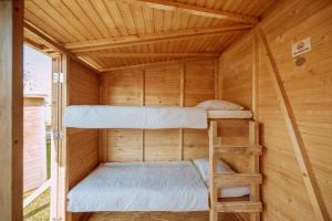 Palanda nebo palandy na pokoji v ubytování Event Lodge Glamping Spielberg