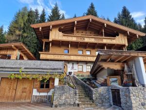 una gran casa de madera con escaleras delante en Haus Frei-Nagele en Alpbach