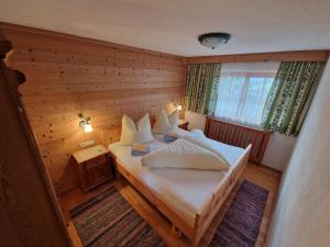 1 dormitorio con 1 cama en una habitación de madera en Haus Frei-Nagele en Alpbach