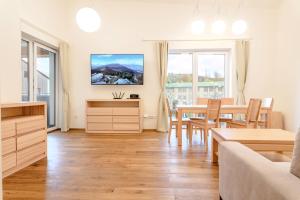 Resort Vrchlabí في فرتشلابي: غرفة معيشة مع طاولة وغرفة طعام