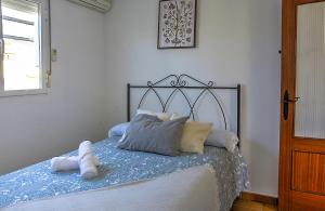 una cama con dos animales de peluche sentados en ella en Apartamento Casa Pilatos, en Sevilla