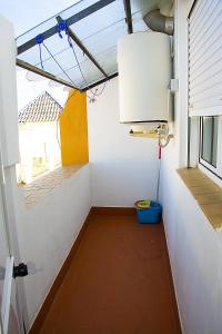 セビリアにあるApartamento Casa Pilatosの窓付きの小さな部屋と階段付きの部屋