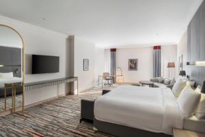 TV o dispositivi per l'intrattenimento presso Ramada by Wyndham Doha Old Town