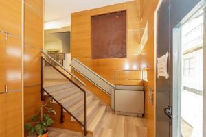 グラナダにあるAcogedor apartamento pleno centro de Granada y PARKINGの木製の壁と階段の部屋