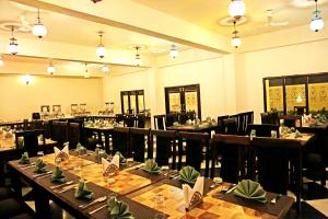 Reštaurácia alebo iné gastronomické zariadenie v ubytovaní Atulya Niwas