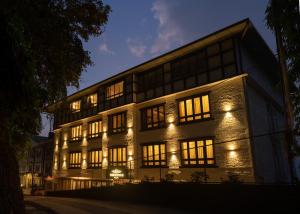 um edifício iluminado à noite com luzes em HOTEL SHINKHAM GRAND em Gangtok