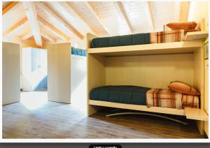 1 dormitorio con 2 literas en una habitación en Foresteria Giardino, en Paisco