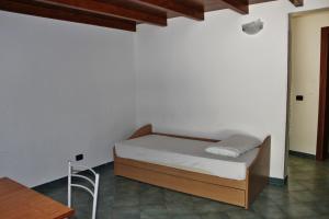 een slaapkamer met een bed, een tafel en een stoel bij Palazzo De Donno in Santa Cesarea Terme