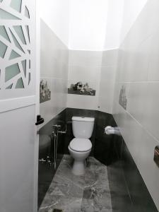 a bathroom with a white toilet in a room at Le bel abri in Meknès