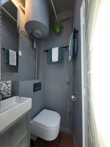 Kupatilo u objektu Modern Design One Bedroom Apartment