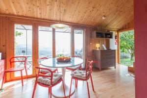eine Küche und ein Esszimmer mit Tisch und Stühlen in der Unterkunft GoToGeres - Casa da Piscina - Casas de Alem in Arcos de Valdevez