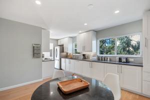 Η κουζίνα ή μικρή κουζίνα στο @ Marbella Lane - Chic Abode w/Mountain Skyline
