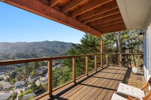 balcone con vista sulle montagne di @ Marbella Lane - Chic Abode w/Mountain Skyline a Pacifica
