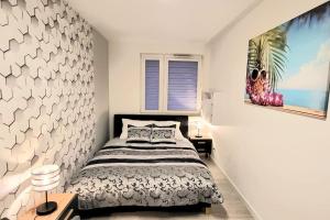 una camera da letto con un letto e un dipinto sul muro di Apartment Modern, balcony, 5 os, DOWN TOWN a Cracovia
