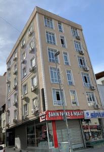 Un palazzo alto all'angolo di una strada di CAMELLİA SUİT HOTEL a Istanbul