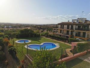 widok na dziedziniec z 2 basenami w obiekcie Finim Solis Apartamentos w mieście Ayamonte