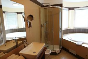 Koupelna v ubytování Hotel Finkennest - Panoramic Garden Resort