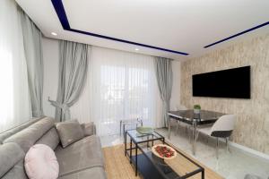 - un salon avec un canapé et une table dans l'établissement Modern Flat near Beach in Antalya, à Antalya