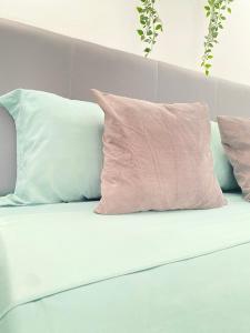 un montón de almohadas sentadas encima de un sofá en Best Rooms - Quarto 1 Plateau en Praia