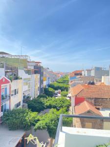 une vue aérienne sur une ville avec des bâtiments dans l'établissement Best Rooms - Quarto 1 Plateau, à Praia