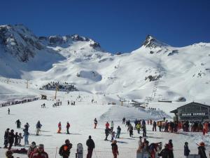 un groupe de personnes skier sur une montagne enneigée dans l'établissement Studio Luz-Saint-Sauveur, 1 pièce, 4 personnes - FR-1-402-72, à Luz-Saint-Sauveur