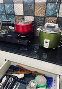 een pot en een pan op een fornuis in een keuken bij SunsetHomes A luxurious studio apartment in Imphal