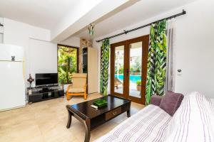 een woonkamer met een bank en een tafel bij Duplex House with Shared Pool near Beach in Kalkan in Kalkan