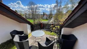 een patio met een tafel en stoelen en een hek bij Fewo Roos am See in Konstanz