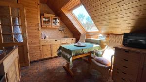 - une cuisine avec une petite table dans une cabine dans l'établissement Fewo Roos am See, à Constance