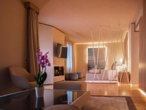 un soggiorno con divano e tavolo di Miramare Suites a Sestri Levante