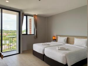 Atom Phuket Hotel -SHA Plus客房内的一张或多张床位