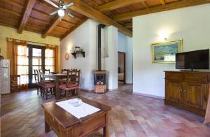 ein Wohnzimmer mit einem Tisch und einem Kamin in der Unterkunft Villa Porticciolo vicino spiaggia per 6 persone con Aria Condizionata WiF in Santa Maria la Palma