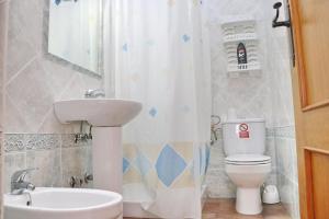 コニル・デ・ラ・フロンテーラにあるChalet Pradilloのバスルーム(洗面台、トイレ、シャワーカーテン付)