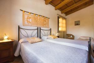 1 Schlafzimmer mit 2 Betten, einem Tisch und einem Fenster in der Unterkunft Villa Porticciolo vicino spiaggia per 6 persone con Aria Condizionata WiF in Santa Maria la Palma