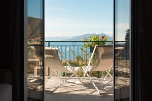2 sedie su un balcone con vista sull'oceano di Miramare Suites a Sestri Levante