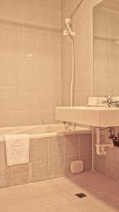 La salle de bains est pourvue d'un lavabo et d'une baignoire. dans l'établissement Hwa Du Hotel, à Tainan