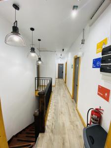 un couloir d'un bureau avec des lumières sur le mur dans l'établissement VOY Hostales - 4 Norte, à Viña del Mar