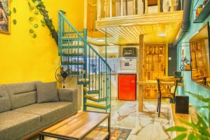 Fotografie z fotogalerie ubytování Central and Colorful Studio Flat in Alsancak v destinaci Izmir