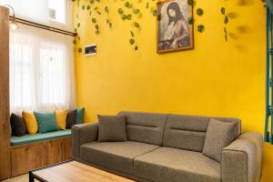 Fotografie z fotogalerie ubytování Central and Colorful Studio Flat in Alsancak v destinaci Izmir