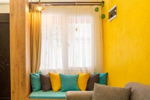 Fotografie z fotogalerie ubytování Central and Colorful Studio Flat in Alsancak v destinaci Izmir