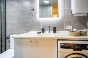 Fotografie z fotogalerie ubytování Central and Colorful Studio Flat in Alsancak v destinaci Izmir