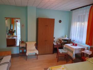 - un salon avec une table et une salle à manger dans l'établissement Pereszlényi Vendégház, à Visegrád